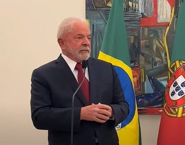 Lula da Silva protestado enquanto discursava no parlamento português