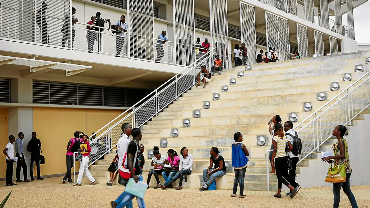 Jovens em uma unversidade debatendo sobre os empregos em angola